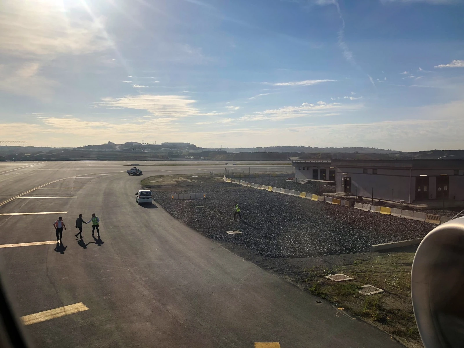 Havaalanında ilginç kaza! THY Boeing 777 uçağının kanadı direğe çarptı